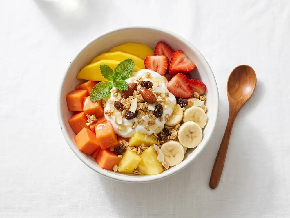 Ensalada Fitt con frutas frescas, yogurt griego, granola crocante y miel