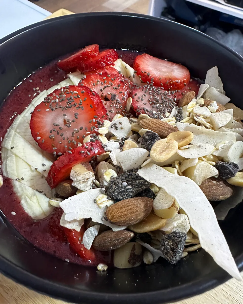 Ensalada Fitt con frutas frescas, yogurt griego, granola crocante y miel