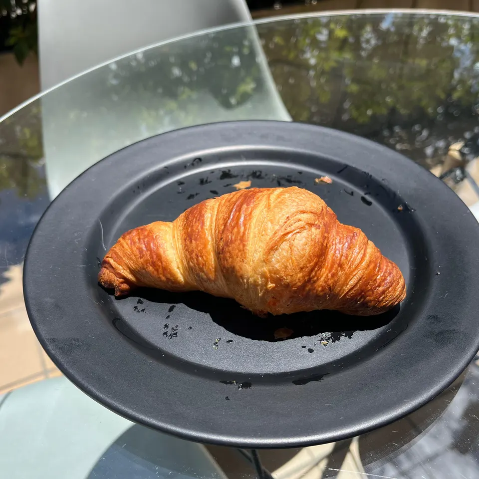 Croissant relleno de mantequilla y queso mozzarella derretido