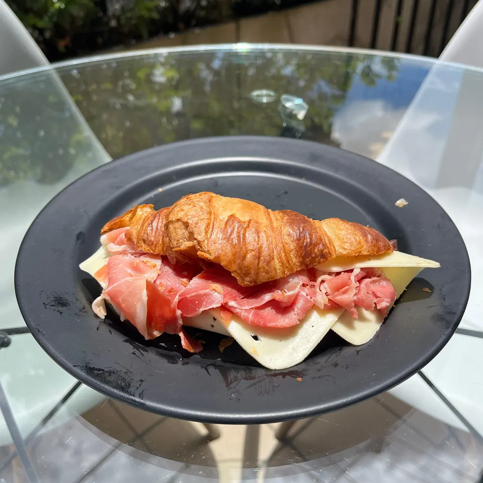 Croissant relleno de jamón ahumado y queso mozzarella derretido