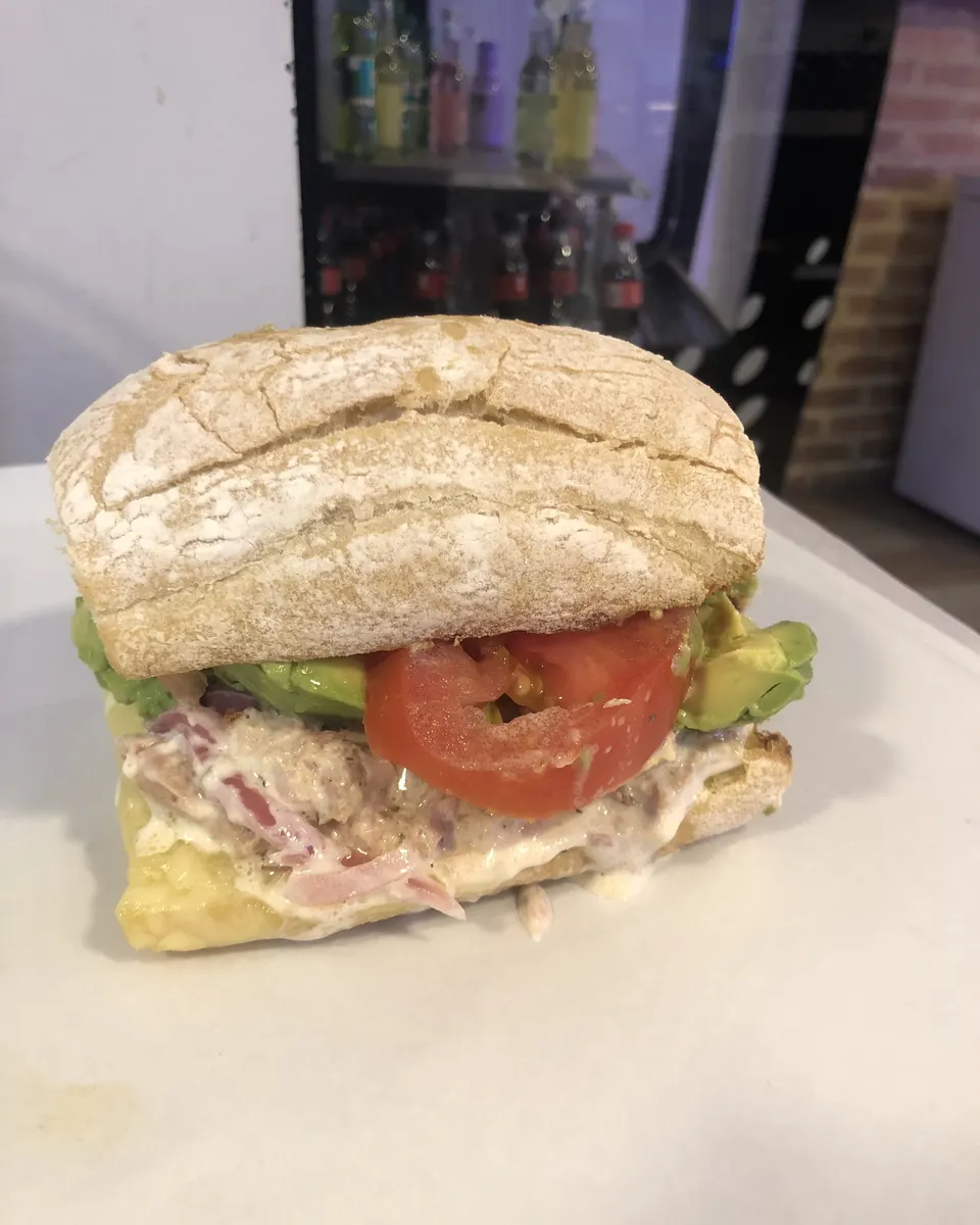 Sándwich de atún en pan de masa madre con aguacate y tomate
