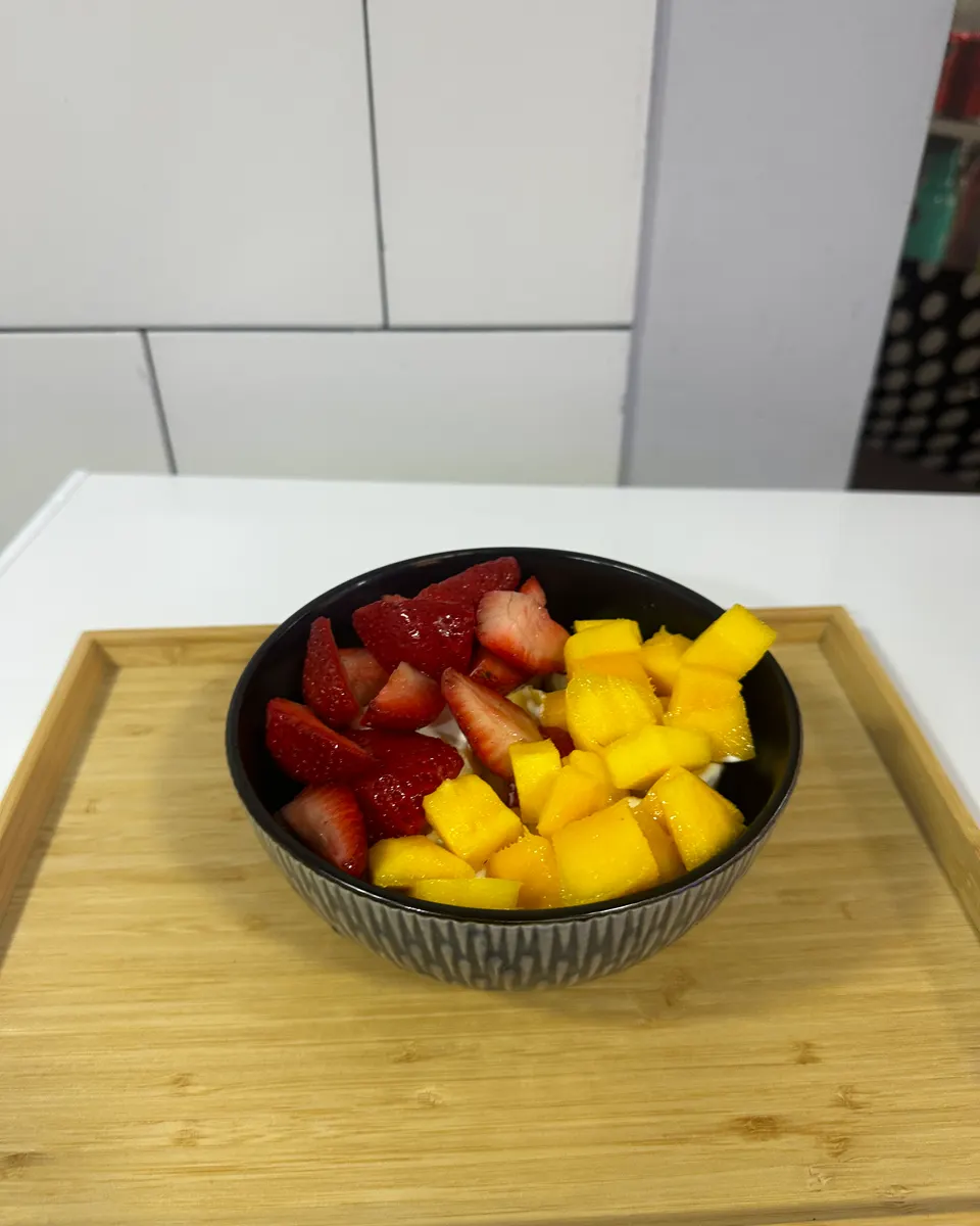 Ensalada de frutas frescas: papaya, piña, banano, fresa y mango