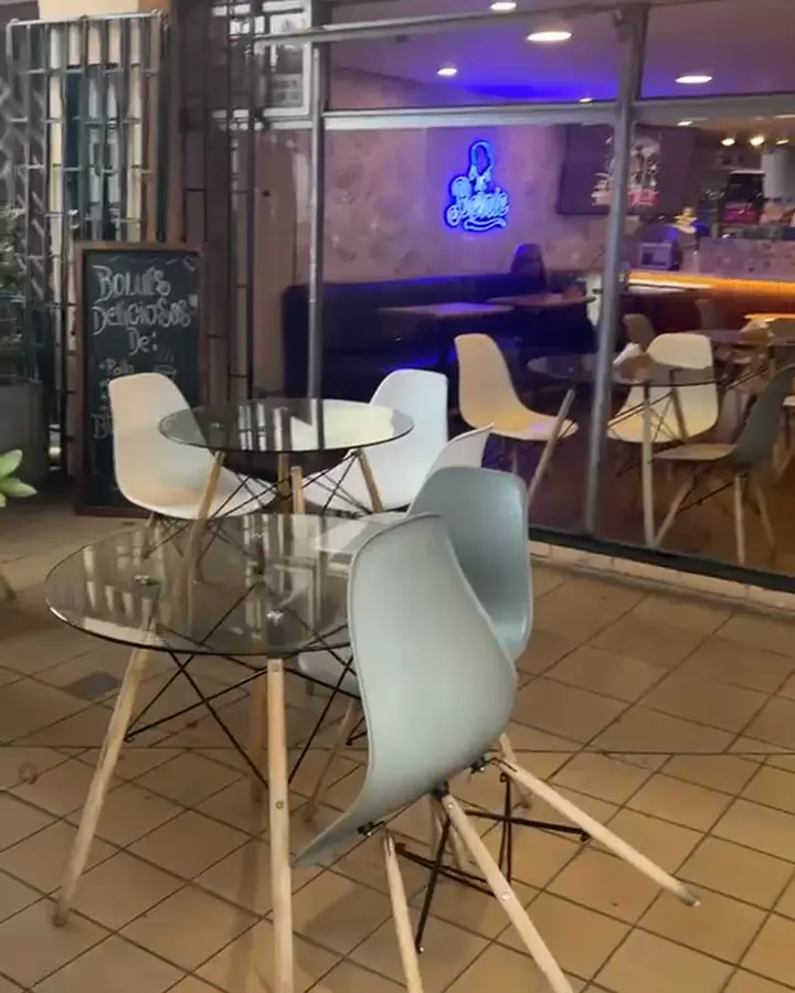 Entrada de Bernie Deli en la Carrera 15: la terraza con el toldo, las mesas y el neón de la marca al fondo